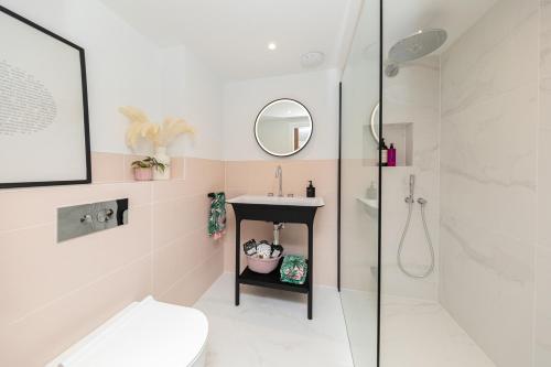 y baño con lavabo y ducha. en Luxury in the Lake District en Dockray