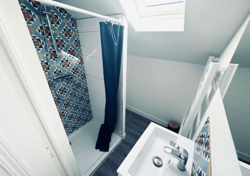 une salle de bain avec un lavabo et une douche dans l'établissement NOUVEAU! Centre Lille T3 WiFi, TV, Proche Centre Ville, à Lille