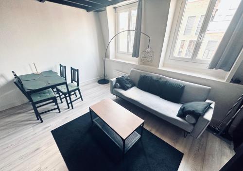un salon avec un canapé et une table dans l'établissement NOUVEAU! Centre Lille T3 WiFi, TV, Proche Centre Ville, à Lille