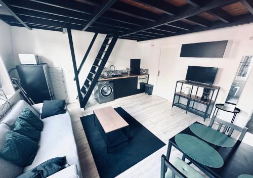 un salon avec un canapé et une table dans l'établissement NOUVEAU! Centre Lille T3 WiFi, TV, Proche Centre Ville, à Lille