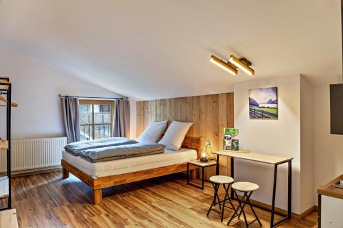- une chambre avec un lit et un bureau dans l'établissement Ferienwohnung Leberkas Hotspot 2og, à Ehrwald