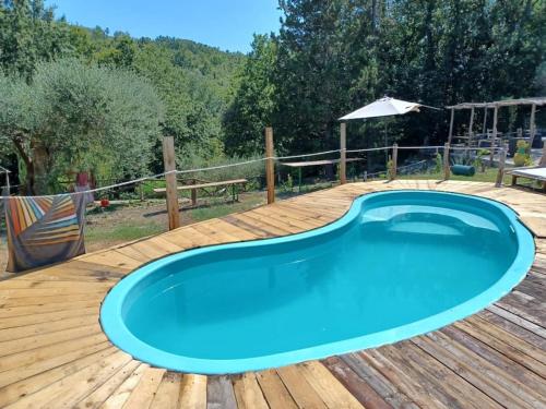 einen großen blauen Pool auf einer Holzterrasse in der Unterkunft Villa de Luccheri in Frasso Telesino