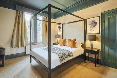 - une chambre avec un lit à baldaquin et une fenêtre dans l'établissement Host & Stay - Kittiwake House, à Whitley Bay