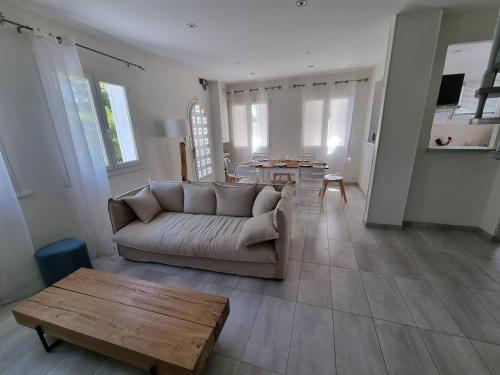 un salon avec un canapé et une table dans l'établissement Maison Canétoise familiale 10 min de la plage 6EDGRA20, à Canet