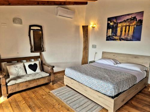 a bedroom with a bed and a couch in it at Cà du Venuto 2 in Vernazza