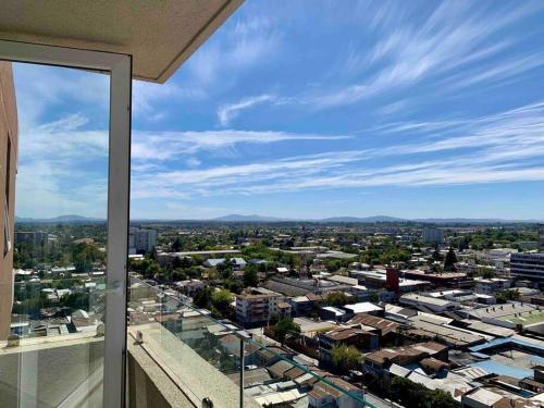 una vista sulla città dal balcone di un edificio di Departamento 3 piezas Centro Chillan - Parking - Vista - Factura a Chillán