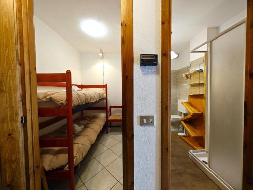 Habitación con armario y literas. en Hostdomus - Le Meridienne, en Sestriere