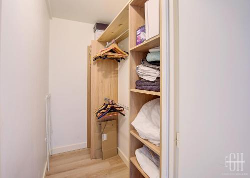 una cabina armadio con scaffali in legno e asciugamani di Le Catalane a Tours