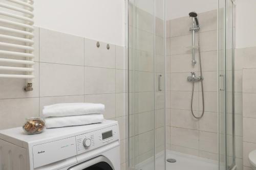 Bilik mandi di Bażantów Studio with Balcony Katowice by Noclegi Renters