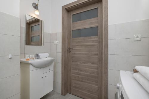 Bilik mandi di Bażantów Studio with Balcony Katowice by Noclegi Renters