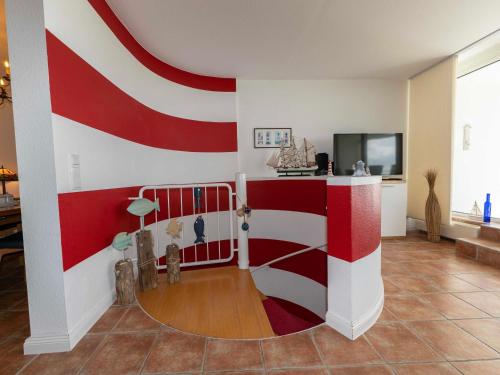 een woonkamer met een rode en witte muur bij 033 Arngast Ferienwohnung in Wilhelmshaven