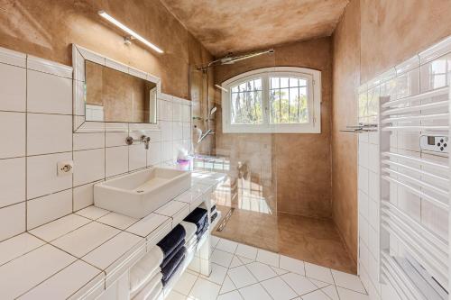 Koupelna v ubytování Villa Triptyque - Avec piscine et grand jardin
