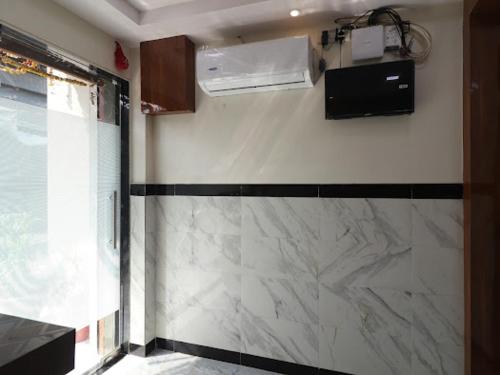 Habitación con pared y encimera de mármol. en HOTEL SUN RESIDENCY en Bombay