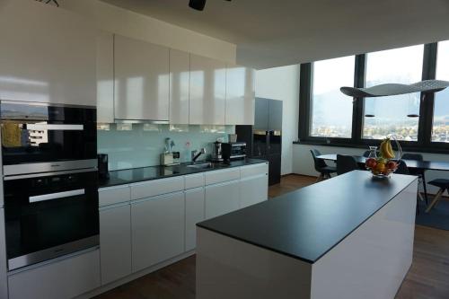 Kitchen o kitchenette sa Switzerland Suite im 12. Stock