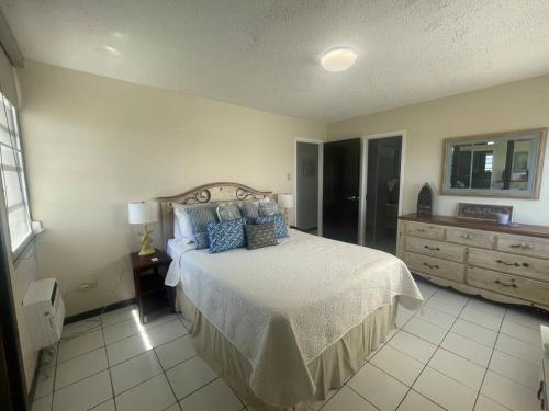 Ένα ή περισσότερα κρεβάτια σε δωμάτιο στο Ocean View 2 Bed 1 Bath 2 Parkings & Pool @ Dos Marinas Fajardo