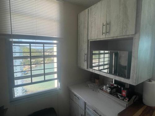 Η κουζίνα ή μικρή κουζίνα στο Ocean View 2 Bed 1 Bath 2 Parkings & Pool @ Dos Marinas Fajardo