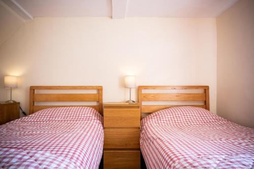 two beds sitting next to each other in a bedroom at Pen-Y-Graig Cottage Brynamman in Brynamman