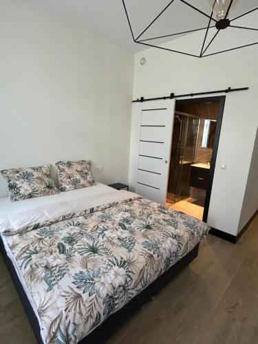 Ένα ή περισσότερα κρεβάτια σε δωμάτιο στο Chrobry pokój de luxe