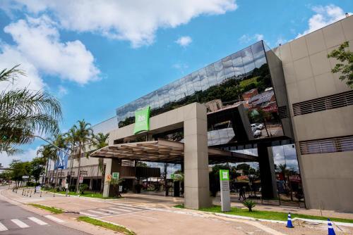 a building with a sign on the side of it at ibis Styles Goiânia Shopping Estação in Goiânia
