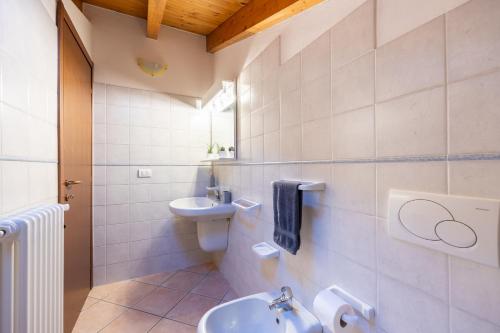 ein Bad mit einem WC und einem Waschbecken in der Unterkunft LAGO DI COMO - Luxury Panoramic Garden - Free Wifi in Gera Lario