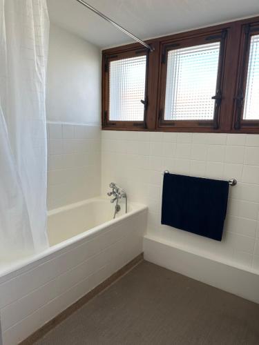 W łazience znajduje się wanna i niebieski ręcznik. w obiekcie Superbe T4 vue mer à Royan, 2 min à pied des plages w mieście Royan