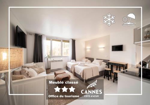 une chambre d'hôtel avec un lit et une table dans l'établissement Azur Évasion Meublé Classé 3 etoiles Croisette Festival Residence Grand Hôtel, à Cannes