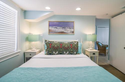 een slaapkamer met een bed met 2 nachtkastjes en 2 lampen bij #1 18th Street Lower in Tybee Island