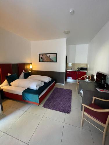 una camera con letto, scrivania e di Concorde Hotel Ascot a Dusseldorf