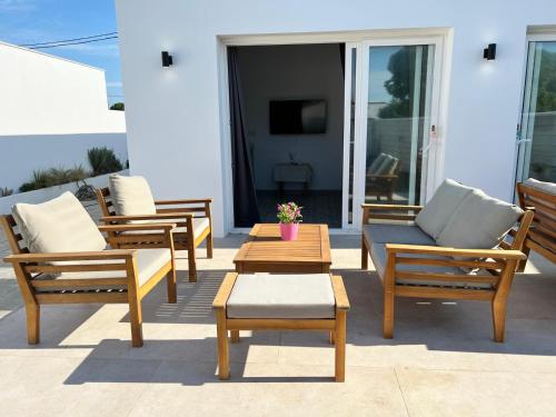 un grupo de sillas y mesas en un patio en Agoodplan Aitana Playa El Palmar, en El Palmar