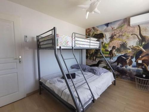 - une chambre avec des lits superposés et une fresque murale dans l'établissement Villa avec Piscine • Plage 15’, à Béziers