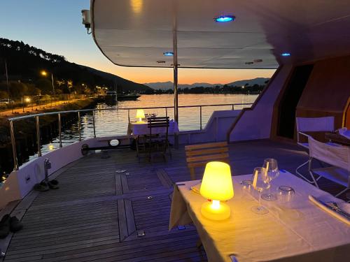 a boat deck with a table with a lamp on it at Cohete Boat in Ameglia
