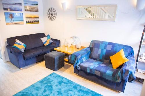 ein Wohnzimmer mit 2 Sofas und einem Couchtisch in der Unterkunft Reeve House - 2-Bed - FREE Parking & Wi-Fi in Kenilworth
