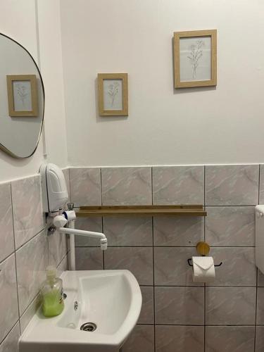 Bilik mandi di Ośrodek Wypoczynkowy Głębokie 4