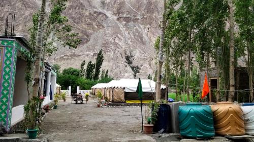 un grupo de tiendas de campaña frente a una montaña en Tyakshi Summer Camp en Nubra