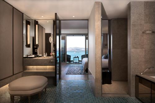 uma casa de banho com uma banheira, um lavatório e um espelho. em Princes' Palace Resort, Buyukada em Adalar