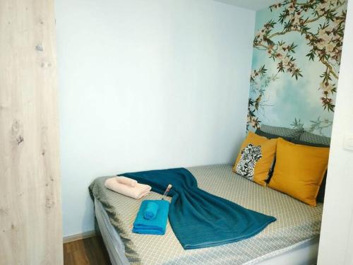 Cette chambre comprend un lit avec des oreillers et un sac. dans l'établissement Nid paisible à 10 min de Disney, à Bussy-Saint-Georges