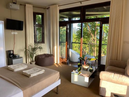 1 dormitorio con cama, sofá y balcón en Star Gaze Lodge en Ella