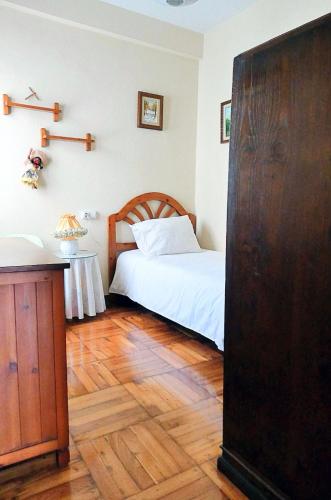 a bedroom with a bed and a wooden floor at Amplio y céntrico apartamento en Avilés by beBalmy in Avilés