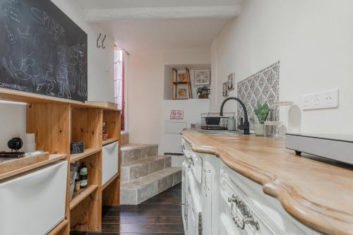 una cocina con encimera de madera y escaleras en Appart en plein centre de Fréjus, en Fréjus