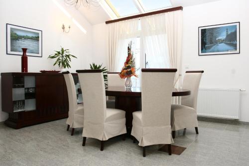 a dining room with a table and chairs at Apartmani Marbis in Koprivnica