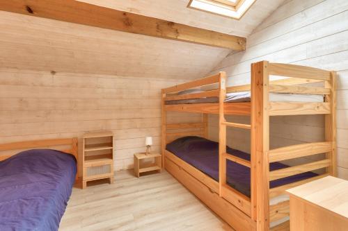 - une chambre avec 2 lits superposés dans une cabine dans l'établissement À 350m plage du Betey- Maison pour 9 avec piscine, à Andernos-les-Bains
