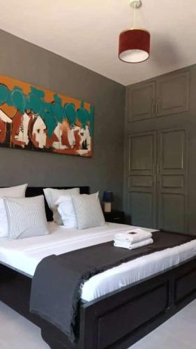 una camera con un grande letto di RESIDENCE MGA HOTEL a Ouidah