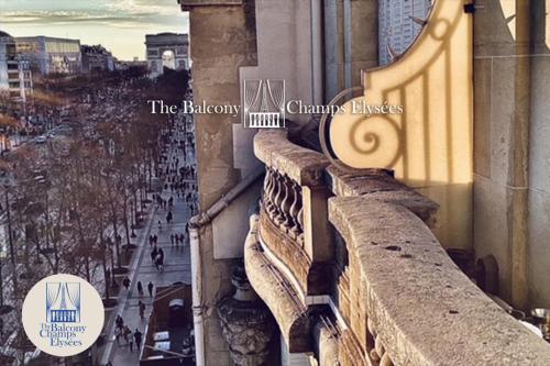 Blick auf die Stadt vom Balkon eines Gebäudes in der Unterkunft The Balcony Avenue Champs-Elysées in Paris
