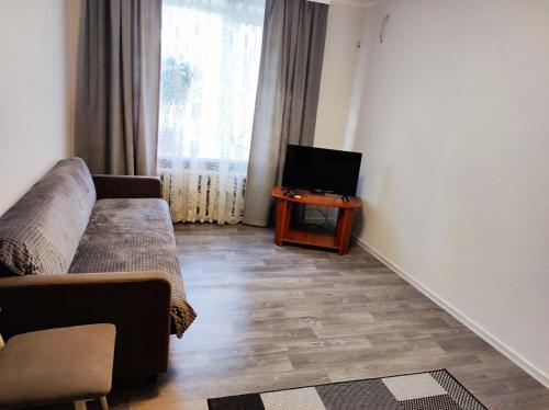 un soggiorno con divano e TV di Новая квартира апартаменты в центре a Izmaïl