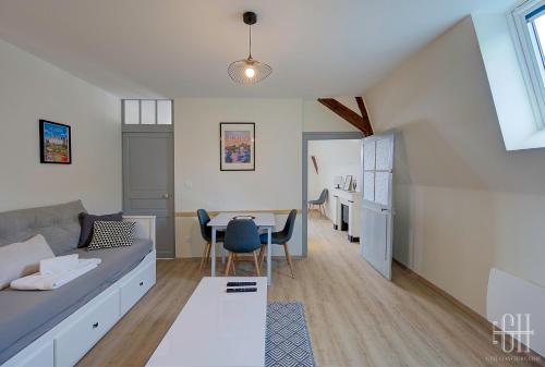 un salon avec un canapé et une table dans l'établissement Le Valois / Vue Sur Château D'Amboise, à Amboise