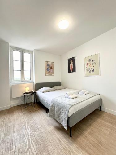 een slaapkamer met 2 bedden en een raam bij LA CROIX BLANCHE - Proche Hôpital - Parking in Mont-de-Marsan
