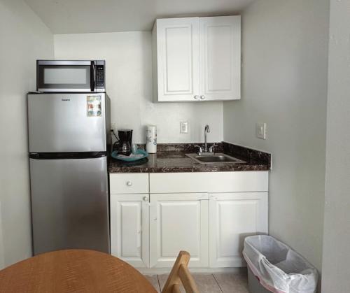 eine Küche mit einem Kühlschrank aus Edelstahl und einer Spüle in der Unterkunft St Maurice Beach Inn in Hollywood