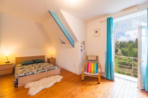 une chambre avec un lit et une grande fenêtre dans l'établissement La Villa des Troënes - Proche des plages, à Plouguiel