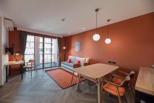 a living room with a couch and a table at Blu Monkey Hub and Hotel Bangsaen in Ban Bang Saen (1)