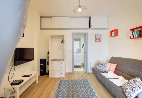 un salon avec un canapé et une télévision dans l'établissement Le Vinci / Proche Château D'Amboise, à Amboise